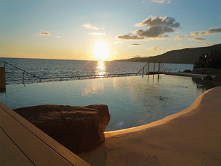 Piscina al tramonto in riva al mare
