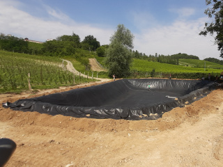 Lago irriguo per un vigneto