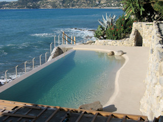 Piscina Bio-Design a bordo sfioro con vista sul mare